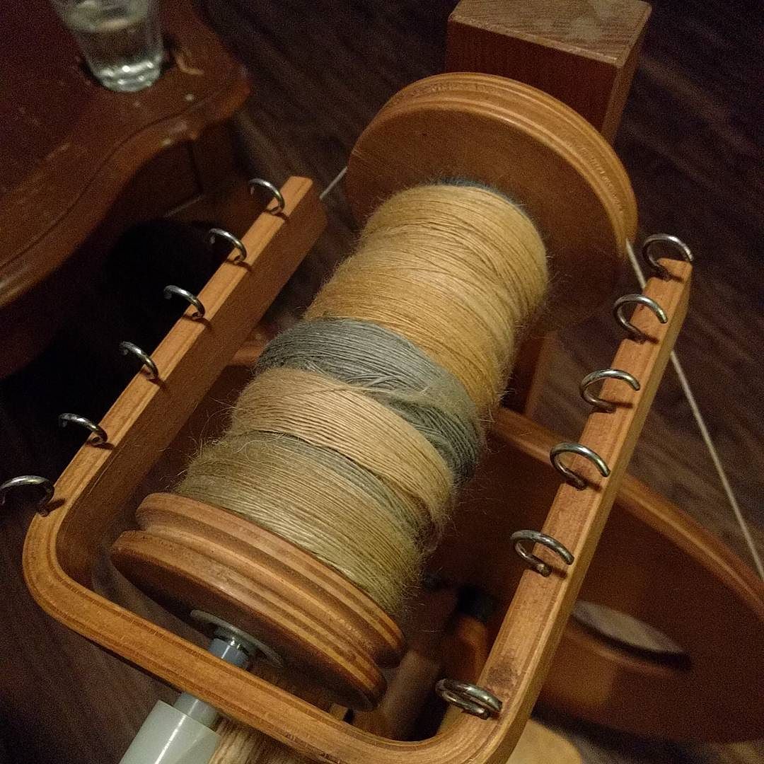 CraftilyKimbrly's tweet image. 5.2 oz #calminginfluence down! #allonsyfiberarts #spinzilla2016 buff.ly/2dDhm4Q