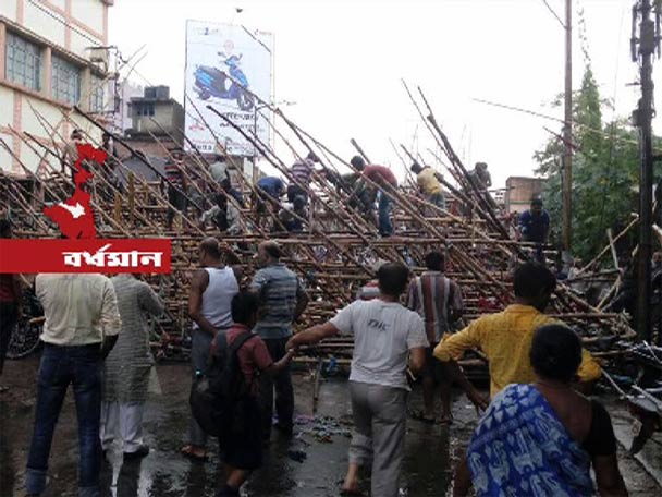 abpanandatv's tweet photo. #Durgapur #pandalCollapse দুর্গাপুরে প্রবল বৃষ্টিতে ভাঙল বেশ কয়েকটি প্যান্ডেল https://t.co/utBG3cxHVq https://t.co/eAKJUHnOww