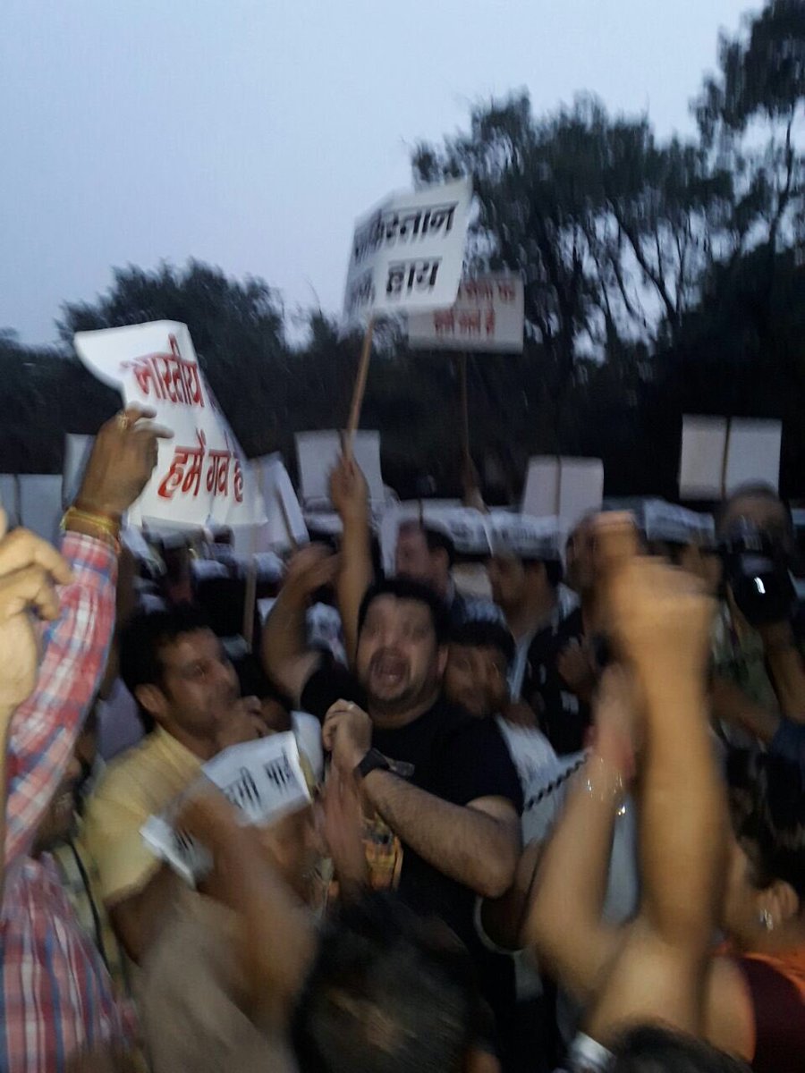 AAPYouthWing's tweet photo. AAP Youth Wing Strong Protest  against Pakistan &amp; their Media yesterday at Pakistan Embassy, Shantipath, Chankayapuri https://t.co/AveYaEVLzn