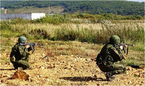 Soldiers of Indian &amp; Russian Armies undergoing a Battle Inoculation Ex at the obstacle course during Indo-Russian Jt Mil Ex #Indra2016