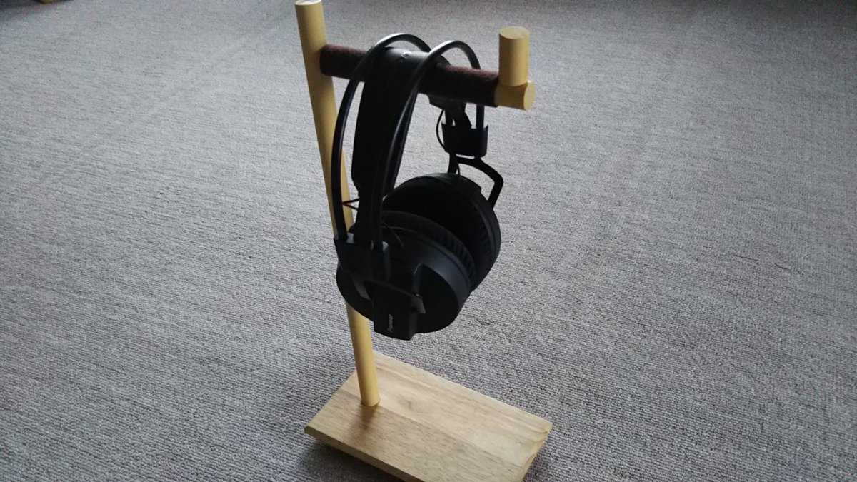 okameinkonop's tweet photo. 🎧ヘッドフォンスタンド作ったのだっ！
300円で出来ました。大きなヘッドフォンもらくらくのるよ！

#ヘッドホン
#プーさん     #自作 https://t.co/0pMdIkutI7