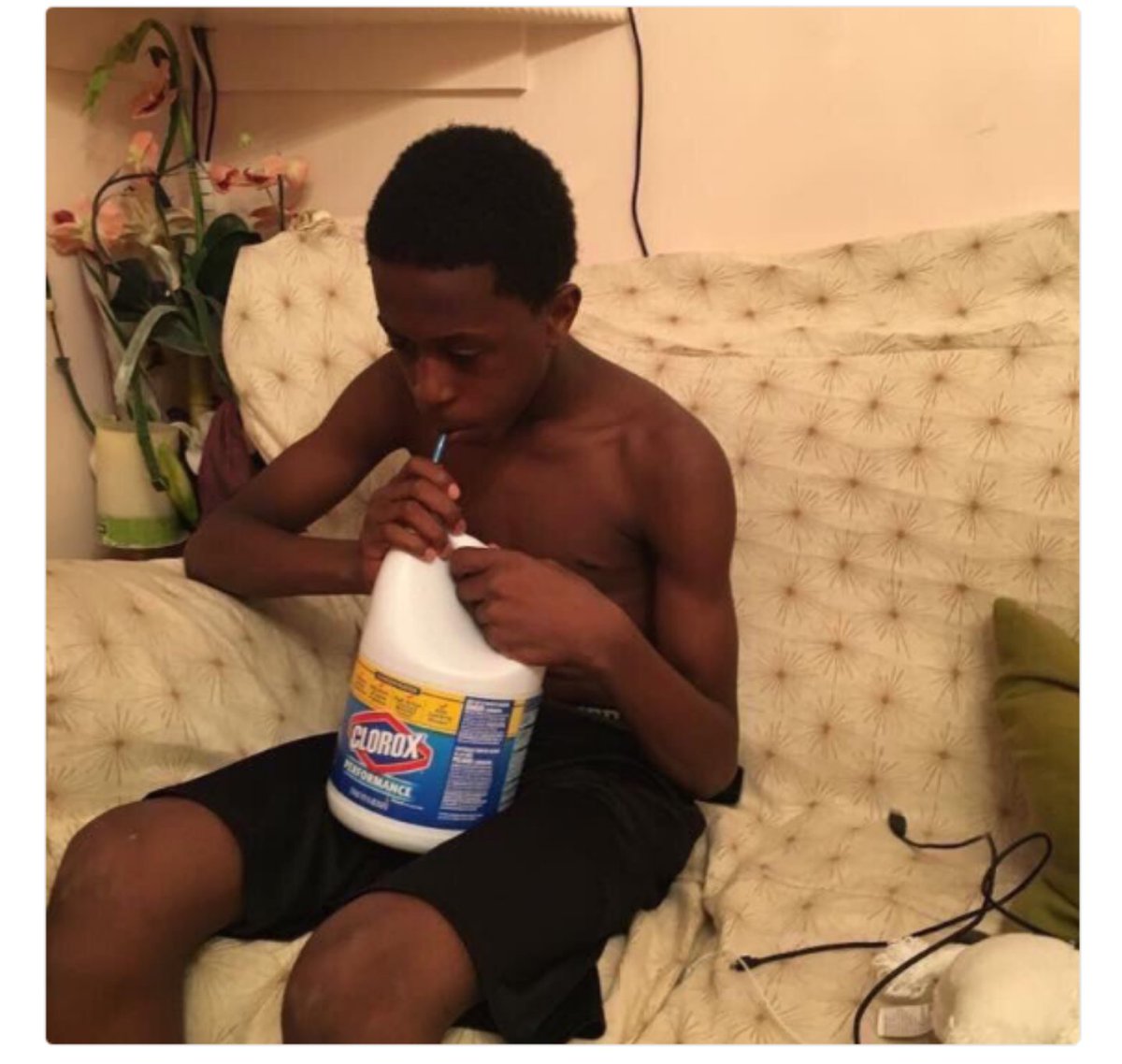 JusPassDaSpliff's tweet photo. When you hittin from the back &amp; she starts watching make-up tutorials on youtube https://t.co/nJ0IQxleO0