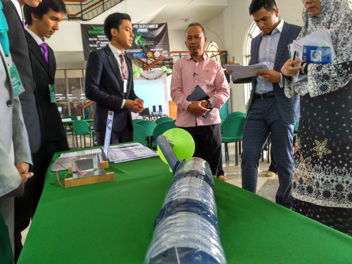 Vindrec18's tweet photo. UiTM 2's turn now for their demonstration
#engitex16
#wovec16
#poweredbyCuboidsolution
#cytron https://t.co/fW0EXiNA94
