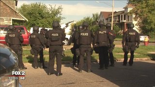 Manhunt underway for armed man who fled DEA drug bust, barricaded situation@TarynAsherFox2