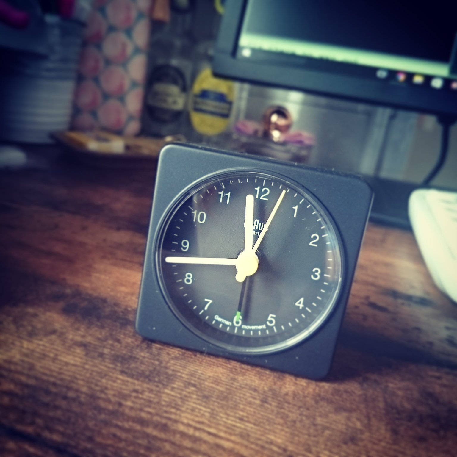 羽純ハナ 仕事机用のアナログ時計問題は無事に解決しました たまたま 映画 マイ インターン でベンが使っていたアナログ 時計を発見したので衝動買い 可愛い