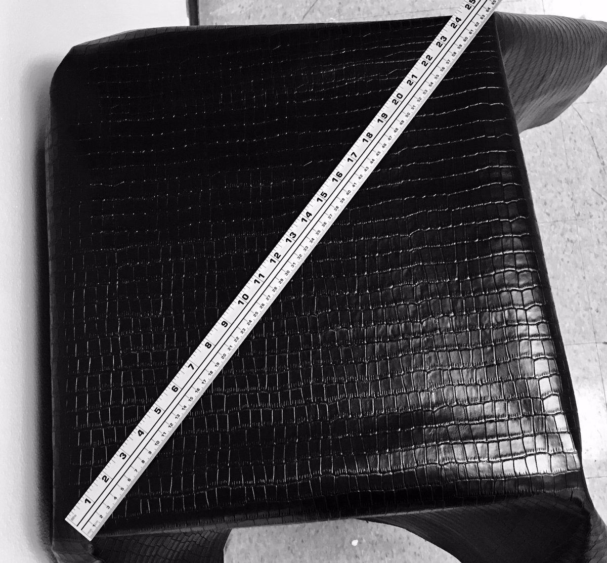 FrogjellyLeathr's tweet photo. We got in some more #leather. I know 2 guys that have sore backs. #crocprint #garment #handbag #leatherwork #leathercraft #frogjellyleather https://t.co/08cy487Aic