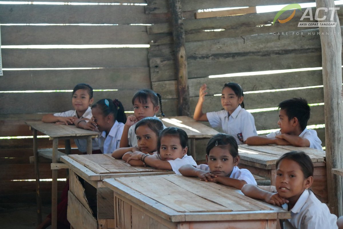 Sudah 7 dekade Indonesia merdeka, namun kesenjangan ini masih nyata di pelosok Indonesia.

#PendidikanTepianNegeri