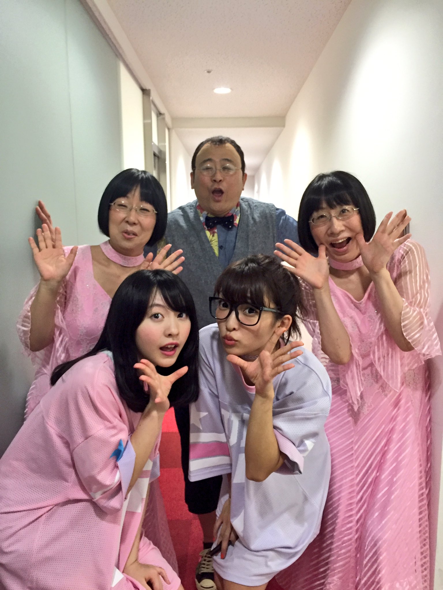 阿佐ヶ谷姉妹 ワタナベエリコ 27日の ものまねグランプリ で 18歳コンビのまこみなさんが 阿佐ヶ谷姉妹のモノマネ をして下さって かわいいかわいいお2人に おばさんネタと歌を真似して頂いて ありがたかったです 以前abematvでご一緒した時の一枚