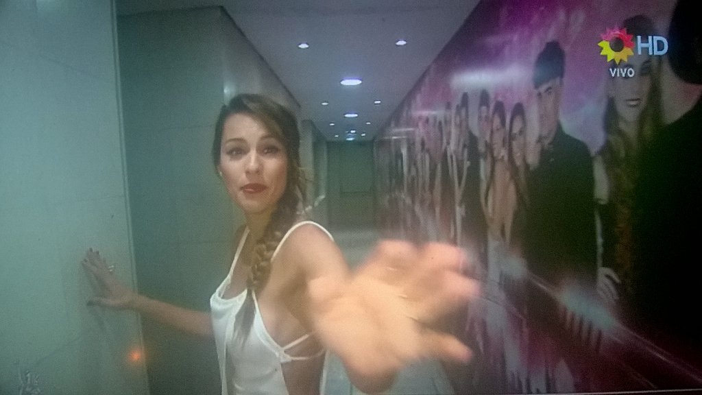 emmabenedetti's tweet photo. @pampitaoficial rompe una cámara #Showmatch @AngeldebritoOk https://t.co/dvPNKX5vE4