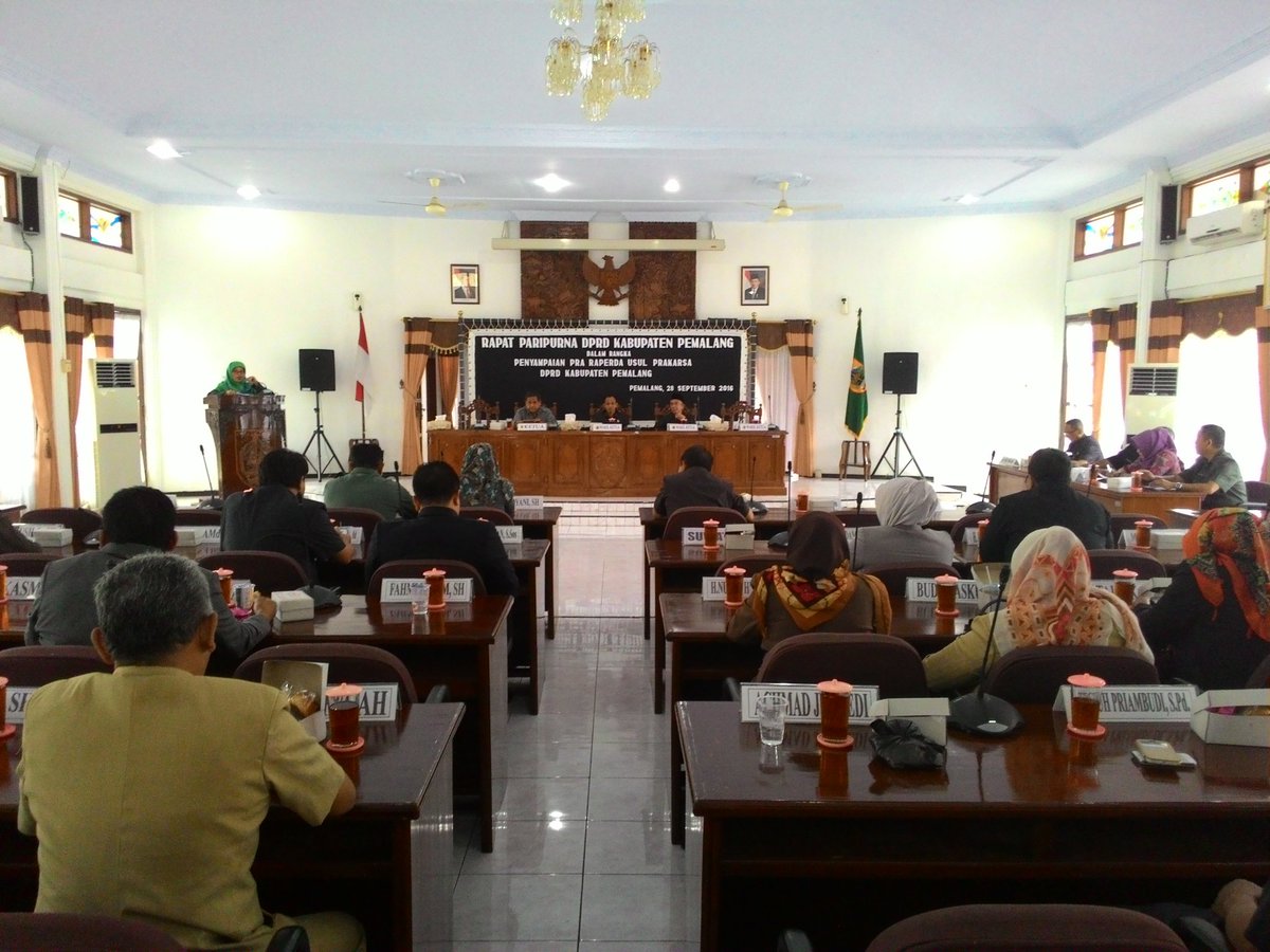 KRT.HM.AGUS SUKOCO,SE,MM,MSi ketika Memimpin Rapat Paripurna Intern Penyampaian Pra Raperda Usul Prakarsa