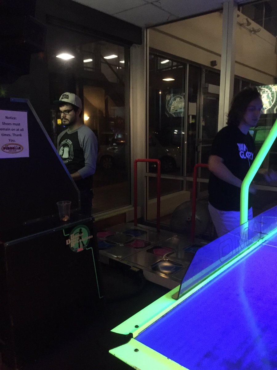 TinaNarvaezJr's tweet photo. [Driving home from top golf]
Me: lol wanna stop at the arcade
Ray: sure do it, you won't. 
Me: https://t.co/O8PGWknB7Y