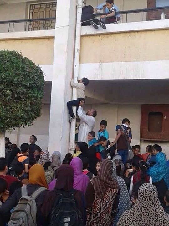 يعنى لما تطلعه ع المواسير عشان يحجز التخته الأولى كدا هيطلع دكتور !!
دا كدا هيطلع حرامى ياعم الحج 😂