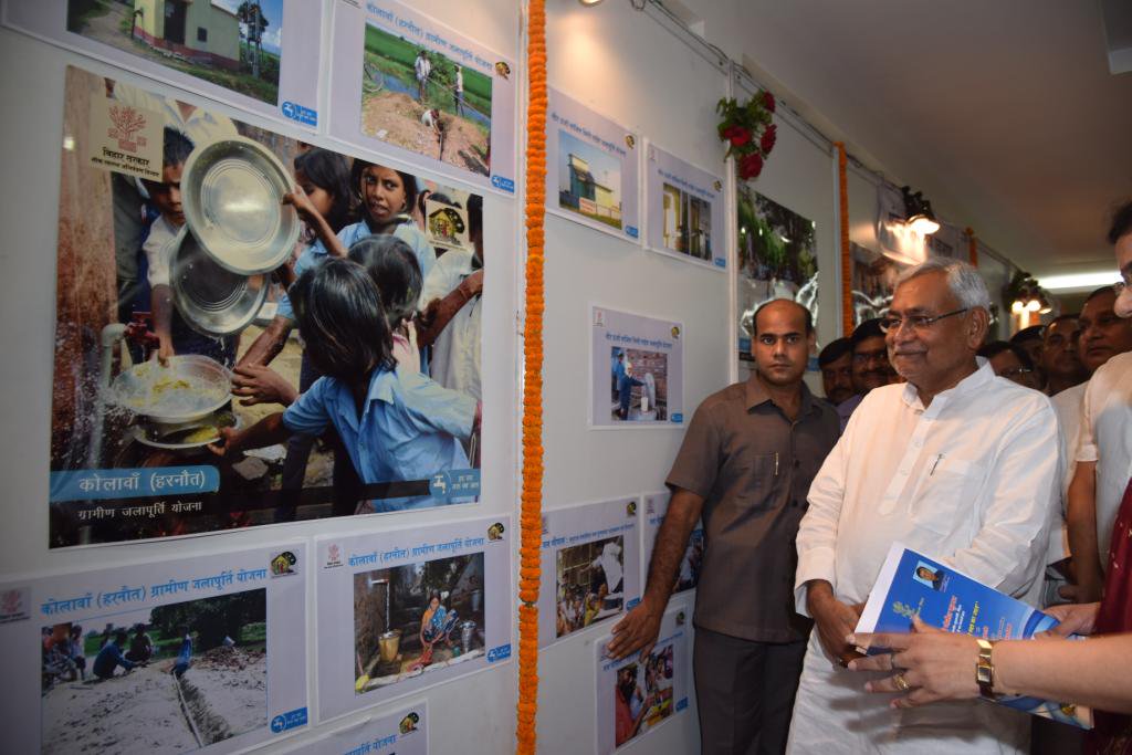 NitishKumar's tweet photo. हर घर नल का जल एवं शौचालय निर्माण घर का सम्मान निश्चय का शुभारंभ करते हुए
https://t.co/euTgAfQAXo https://t.co/uoRSxF2MuF