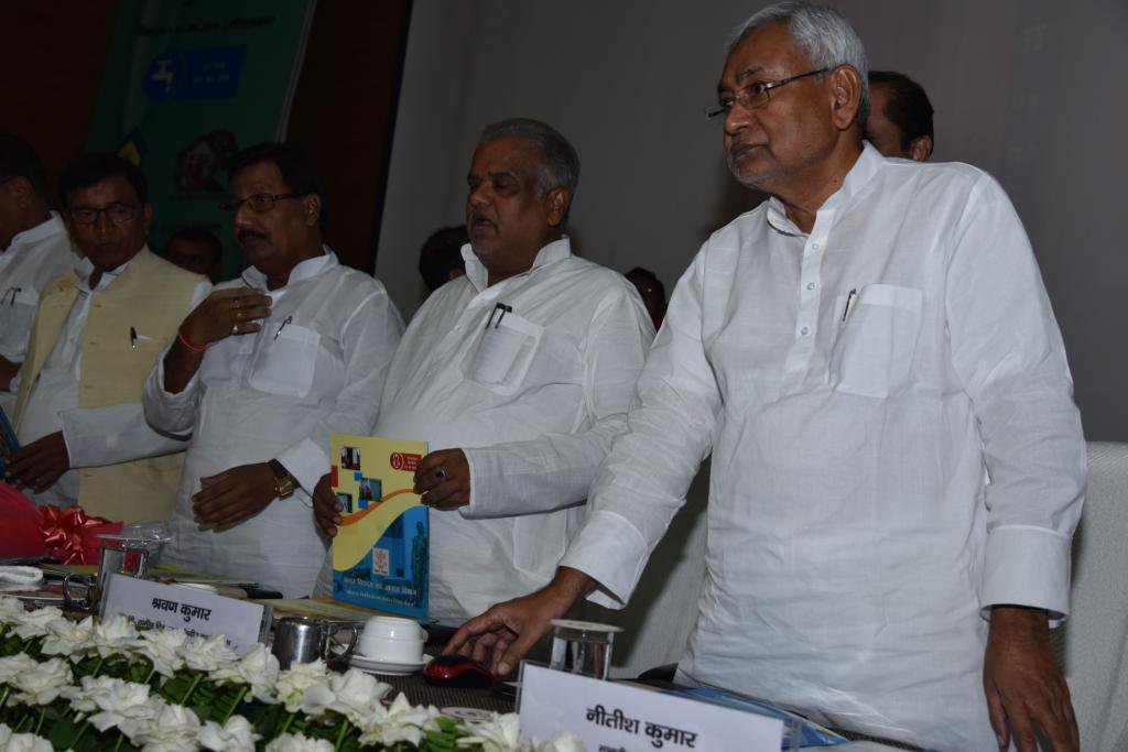 NitishKumar's tweet photo. हर घर नल का जल एवं शौचालय निर्माण घर का सम्मान निश्चय का शुभारंभ करते हुए
https://t.co/euTgAfQAXo https://t.co/uoRSxF2MuF