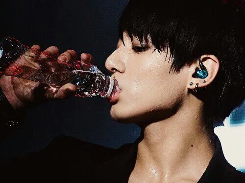 ALLDAYJJK's tweet photo. I never knew drinking water could be this sexy https://t.co/VM0WyVYQTu