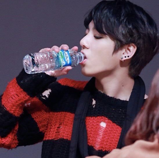 ALLDAYJJK's tweet photo. I never knew drinking water could be this sexy https://t.co/VM0WyVYQTu