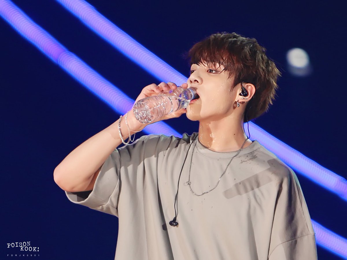 ALLDAYJJK's tweet photo. I never knew drinking water could be this sexy https://t.co/VM0WyVYQTu