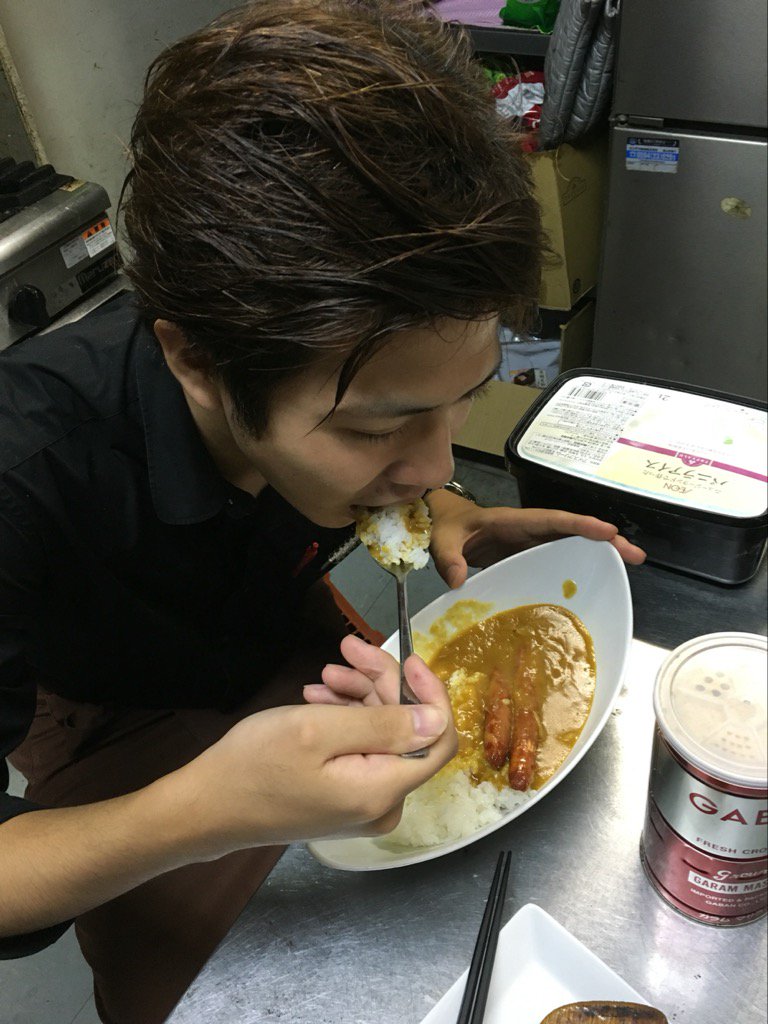 本日のまかないは特製カレーです！！
店長が甘口好きのため、辛党のこまっちゃんは微妙な顔をしてます