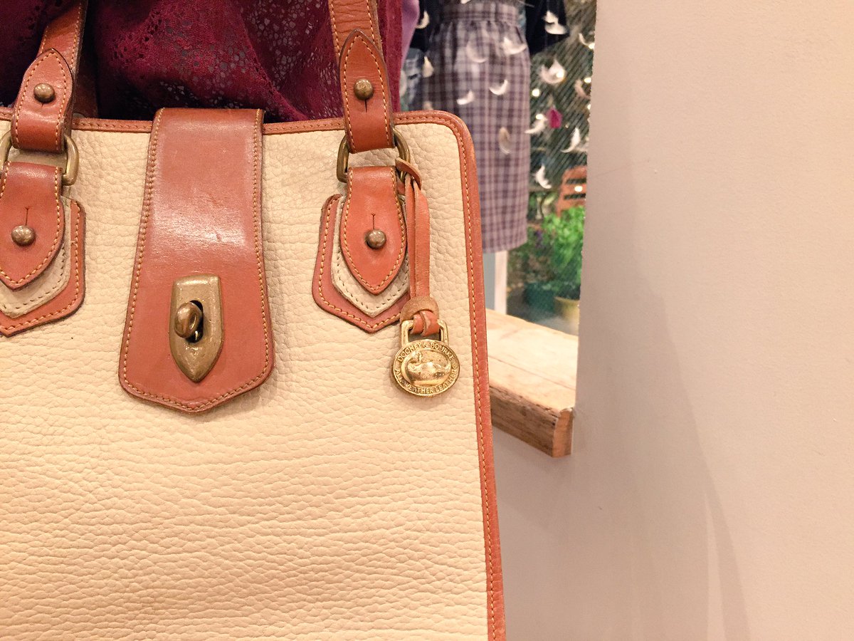 flower_official's tweet photo. #flower堀江店
doonyのハンドbag♡
珍しいivoryです!形はA4サイズ程の嬉しい大きさ♡ マチもしっかりあるので荷物もたくさん入れて頂けます♩#used #doony https://t.co/kFgonjgkXD