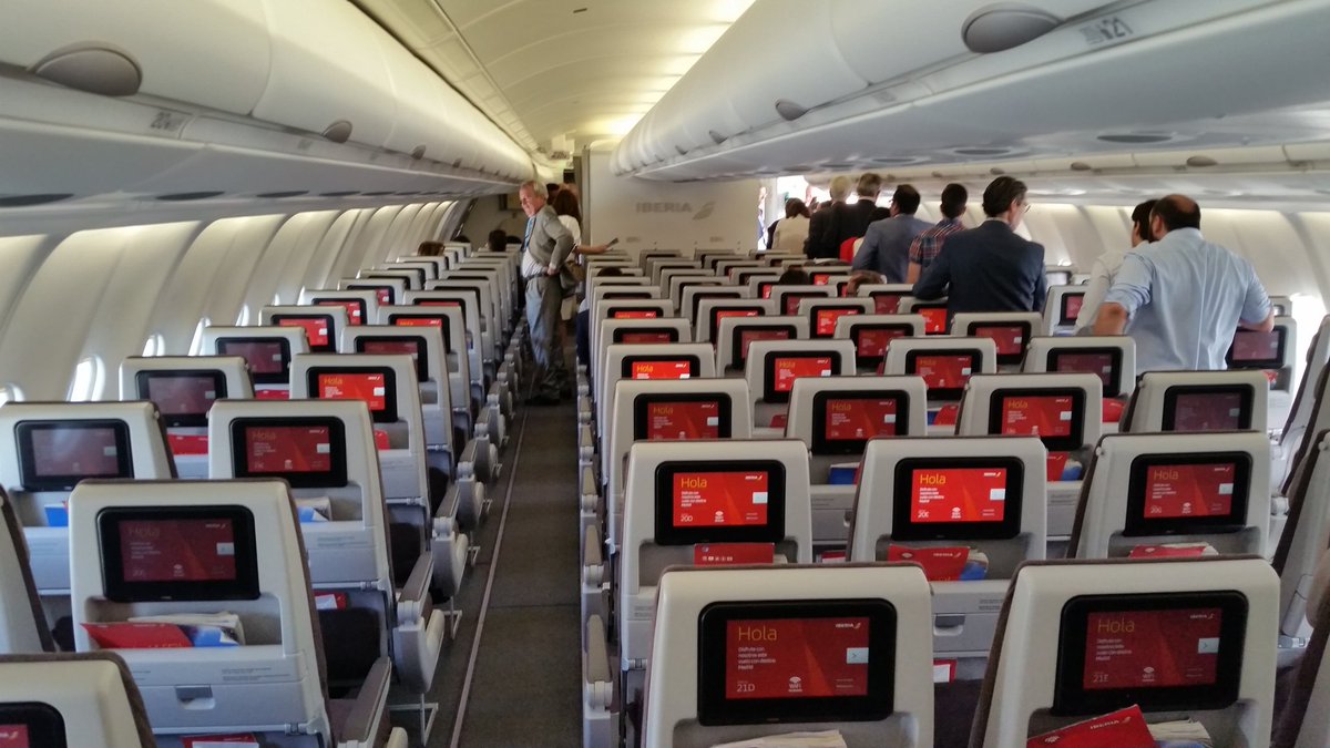 SurcaLosCielos's tweet photo. @Iberia nos a enseñado su nuevo A330 por dentro! Cabina, interiores y la zona de Crew rest #70AniversarioLATAMiberia https://t.co/h39ykyy6MU