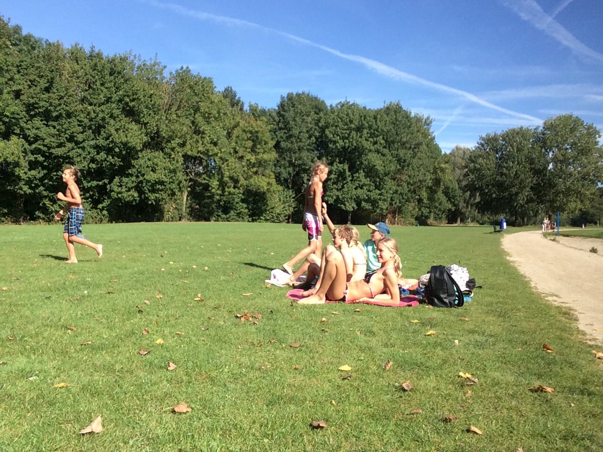Na sport en spel in Delftse Hout tijd om te spelen, zonnen en zandkastelen bouwen.