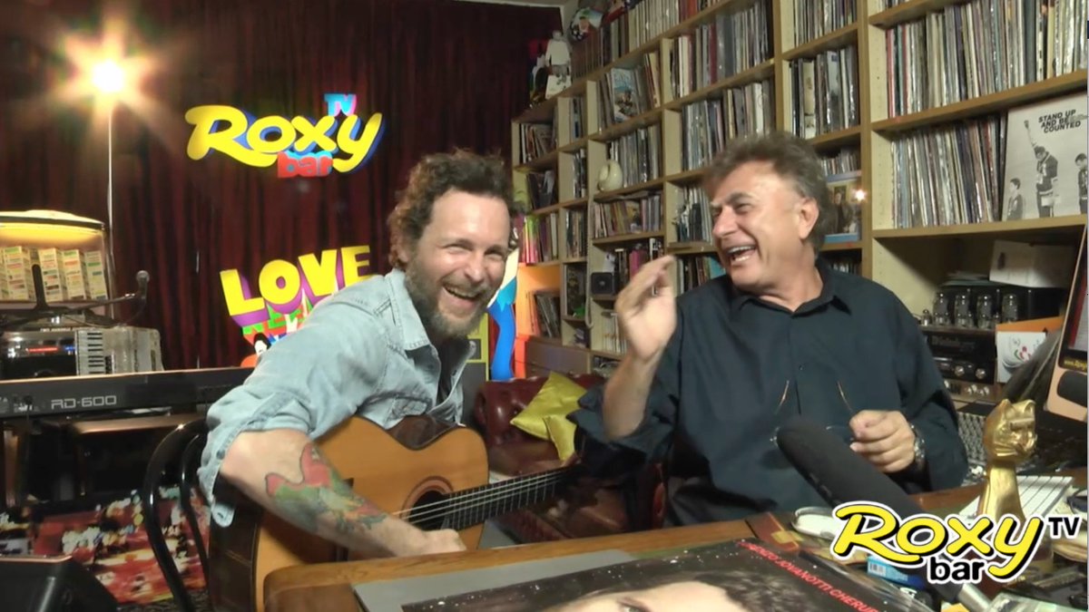 RedRonnie's tweet photo. #JovaNight ecco 1° clip dalla lungha diretta di ieri sera con le gag di @lorenzojova sulla ripartenza del Roxy Bar
https://t.co/Y9iu1uPyBw https://t.co/5GAs0MSB2P