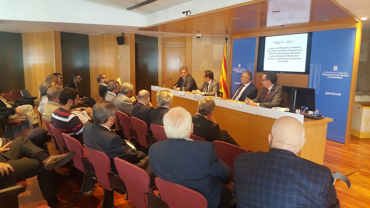 SergiFusterL's tweet photo. Signatura protocol col.laboració @residuscat #gremiarids #GRCD.cat per el Foment de Àrid Reciclat. #economiacircular #sumaresforç Felicitats https://t.co/81tFbxZlNb