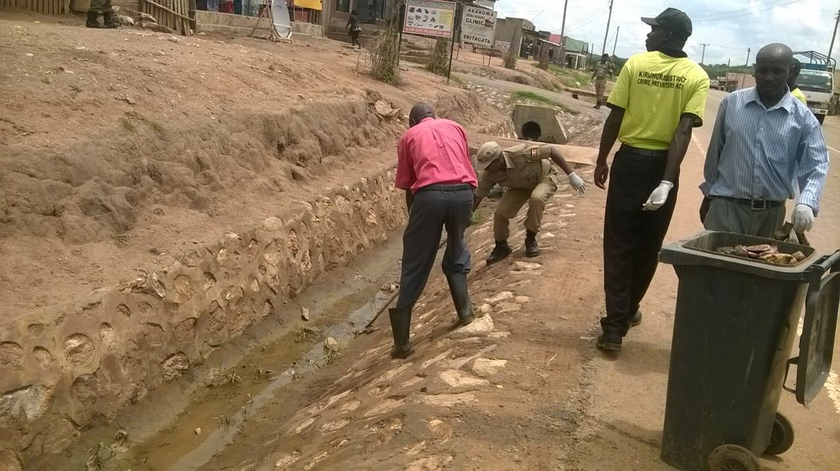 PoliceUg's tweet photo. #PoliceWeek in Kiruhura. Officers and @NCPF_Official in a street cleaning exercise in Rushere town. #CommunityPolicing https://t.co/lBm33NjFkO