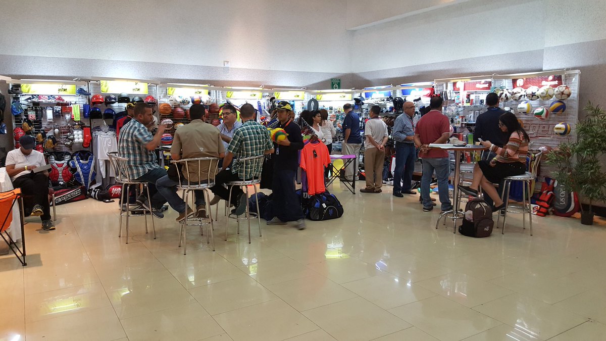 YSTON's tweet photo. Muy buena la asistencia de clientes a la feria https://t.co/bnGLDEMNt0