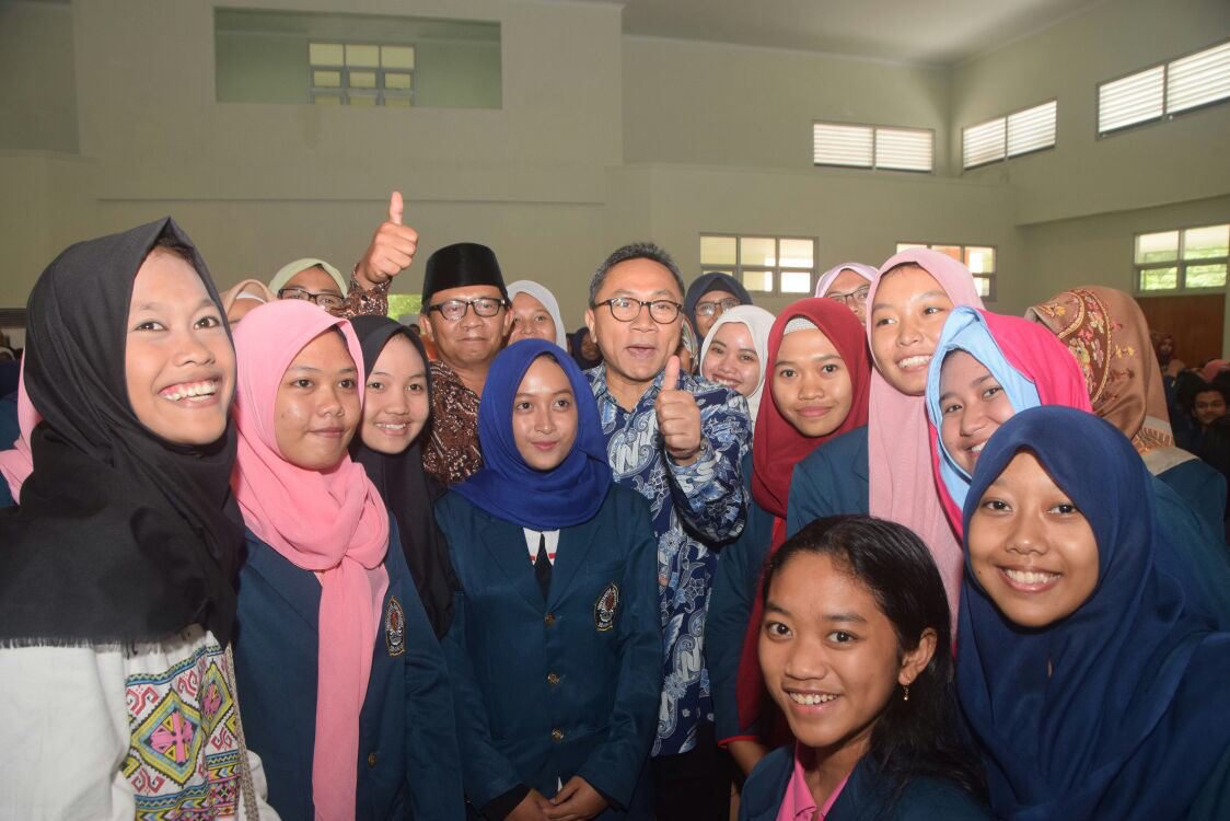ZUL_Hasan's tweet photo. Terima kasih teman teman FIB Undip. Tetap optimis &amp; semangat raih cita cita. Semoga lahir pemimpin bangsa masa depan dari Undip #optimis 👍😊 https://t.co/CbpgW3zudj