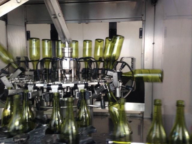 SACLMag's tweet photo. Mobile bottling by Frans de Kock. He bottled 22 000 bottles of Doringbaai Sauvignon Blanc from his mobile truck yesterday. Clever! #CLTours https://t.co/9A0tsD0Psg