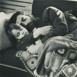 كبرنا عن أشياء كثيرة إلا ، الأحتضان ؛ لآ زلنا فيه أطفآلاً ونحتاجه جداً💕