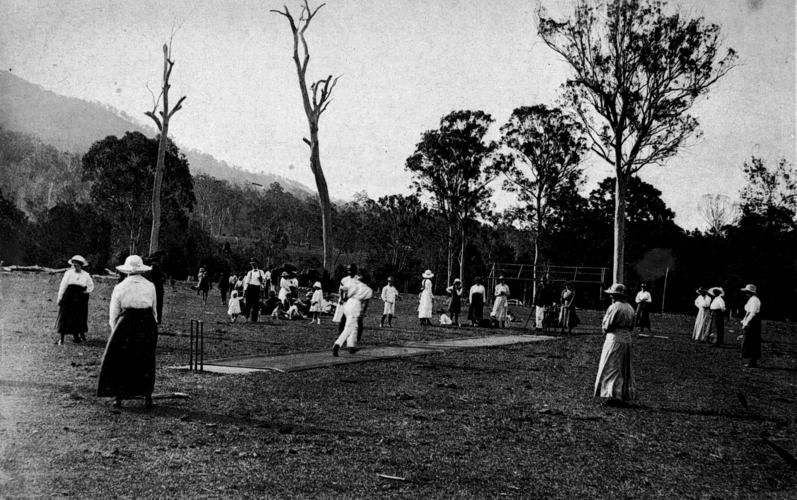 1922 A women 's cricket match. Serpentine District, Victoria, Australia buff.ly/2derY8f
from @museumvictoria collection