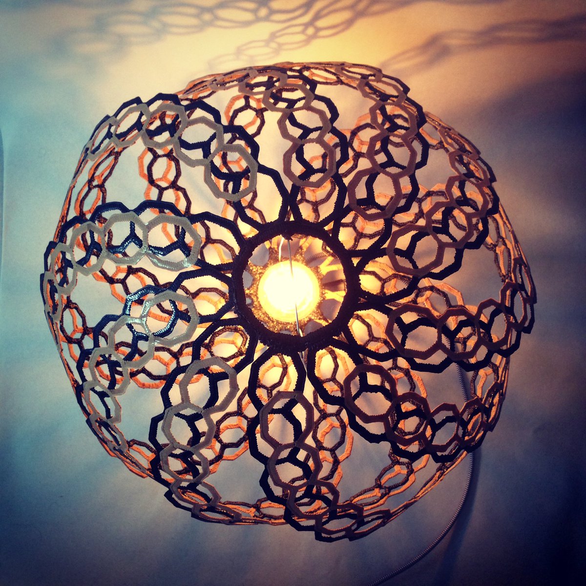 graceduprez's tweet photo. My new @3Doodler lamp viewed from above ✨💡✨ #whatwillyoucreate #woodfilament #3doodler #3dprinting #3dprintedlamp #geometric #3doodlerPRO https://t.co/uMH9OgqYC8