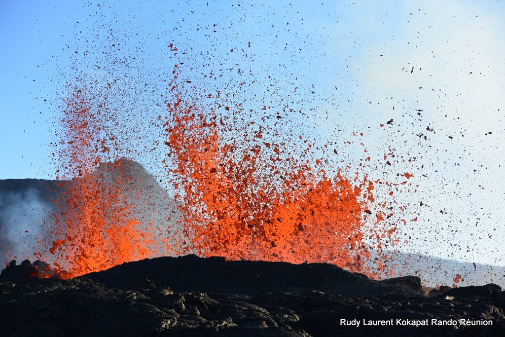 jaimessincioco's tweet photo. 11 Sept. 2016 spectacular lava #fountaining of Piton de la Fournaise from a fissure on the upper north side of Dolomieu https://t.co/FotMMQY2nV