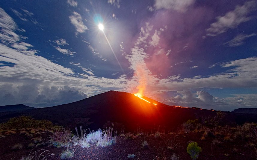 jaimessincioco's tweet photo. 11 Sept. 2016 spectacular lava #fountaining of Piton de la Fournaise from a fissure on the upper north side of Dolomieu https://t.co/FotMMQY2nV