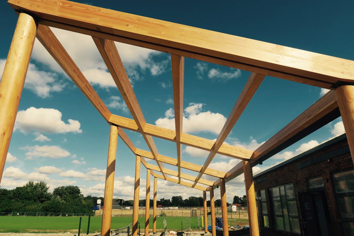 Agile_DesignUK's tweet photo. #sitevisit @ #bicesterzerocarbon #school #timbercanopy #frame goes up! #architecture #zerocarbon #gaglebrook #bluesky https://t.co/8fmC5N89Ek