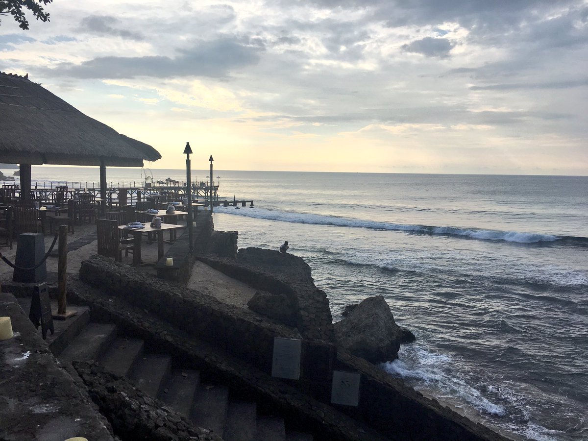 hoonsungnamzila's tweet photo. 어제 멀리서만 봤던 오션비치풀 와서 베드 잡았다. 아아 좋구나. #bali #oceanbeachpool https://t.co/qhiZQCsyQZ