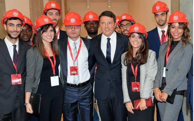 espressonline's tweet photo. Il Ponte sullo stretto, le pensioni e gli slogan: mille promesse di Renzi per il sì al referendum https://t.co/0T5aKCDZck - di @lucasappino https://t.co/AbBiR6r4nv