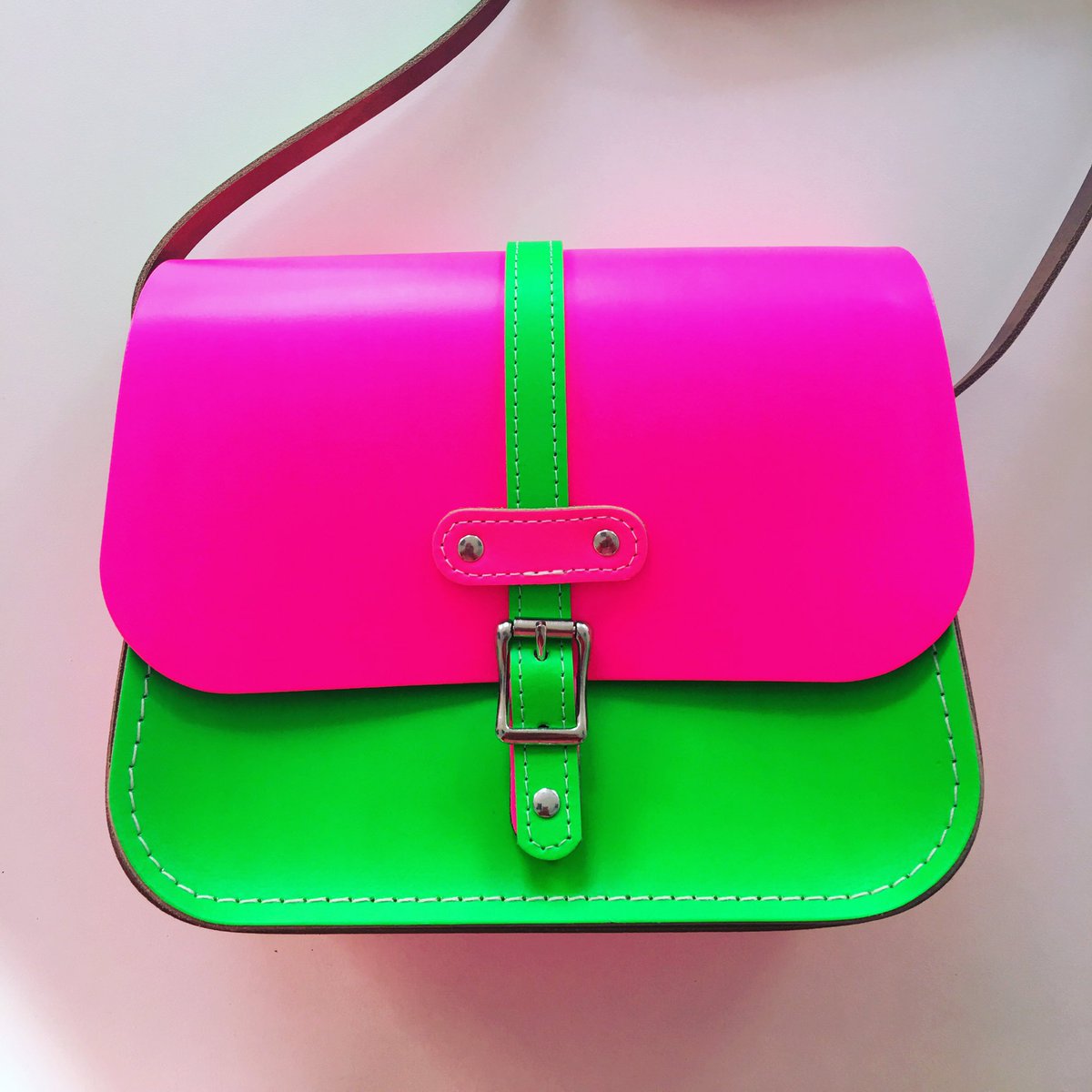 MakeItBritish's tweet photo. Loving my new bag by @SavillDesigns 💗💗💚💗💗 Thank you guys! #MadeinBritain https://t.co/p3MGWRGYWJ