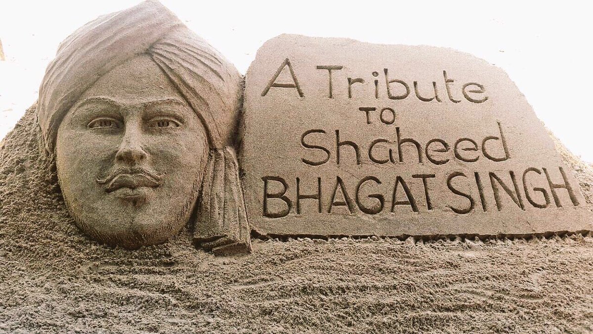 timesofindia's tweet photo. Sand artist @sudarsansand pays tribute to #ShaheedBhagatSingh https://t.co/uGfCnOqfXk