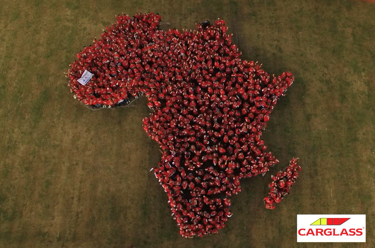 CarglassBE's tweet photo. Carglass® hielp het Guinness World Record v/h grootste menselijke continent met 811 werknemers te breken #SOBC2016 https://t.co/aezdfxrm9z