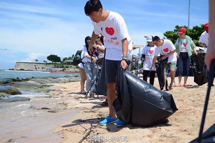 minyeooool's tweet photo. คนจีนรวมตัวกันเก็บขยะหาดพัทยา... เพื่อสร้างภาพลักษณ์ที่ดีแก่คนจีนและนักท่องเที่ยวจีนในไทย ฮู้ย https://t.co/2sGPD0JBJA