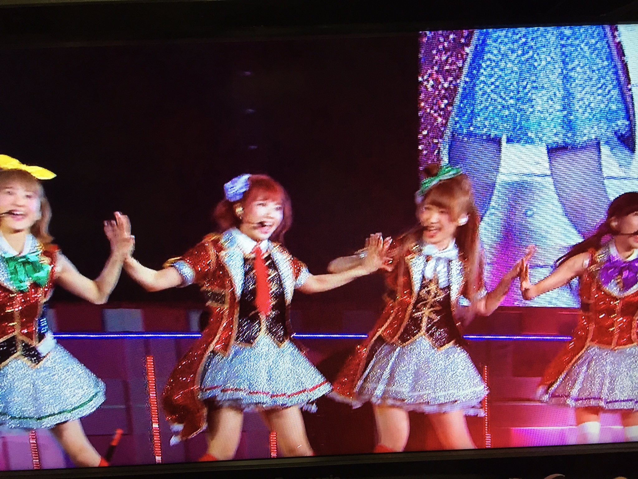 Yuxe Moment Ringの振り付けで1サビはm Sのメンバー キャストの9人 同士の手が触れる位置なのに ラスサビはまるで間にm Sのメンバー 穂乃果ちゃん達9人 がいるかのように間隔広がってるのとか見てると嗚咽がやばい この18人組好きすぎてやばい Msicforever