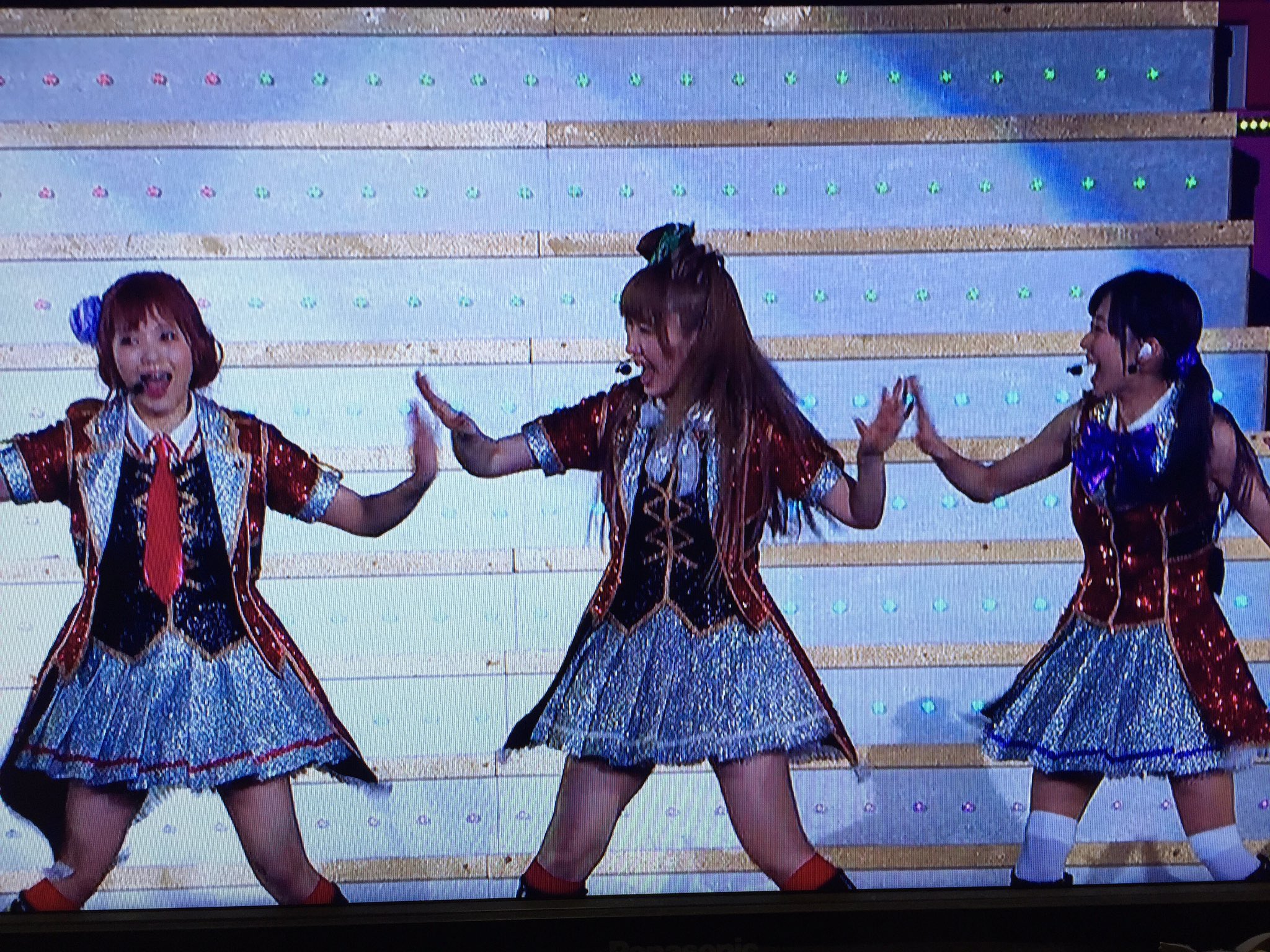 Yuxe Moment Ringの振り付けで1サビはm Sのメンバー キャストの9人 同士の手が触れる位置なのに ラスサビはまるで間にm Sのメンバー 穂乃果ちゃん達9人 がいるかのように間隔広がってるのとか見てると嗚咽がやばい この18人組好きすぎてやばい Msicforever