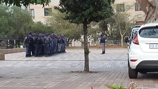 Teboho69140447's tweet photo. #Vutfeesmustfall2016
#Studentforcelyremoved
#PrivateSecurityMustFall https://t.co/aKPY4pFbSP