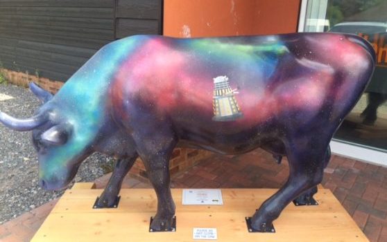 CowParadeSurrey's tweet photo. Cows heading off to @Sandownpark for auction on 20 Oct #Pondlife @EwbankAuctions #DrMoo @D_Challengers up for grabs!https://t.co/f1MLHX5iCi https://t.co/yPOQ88HHk9