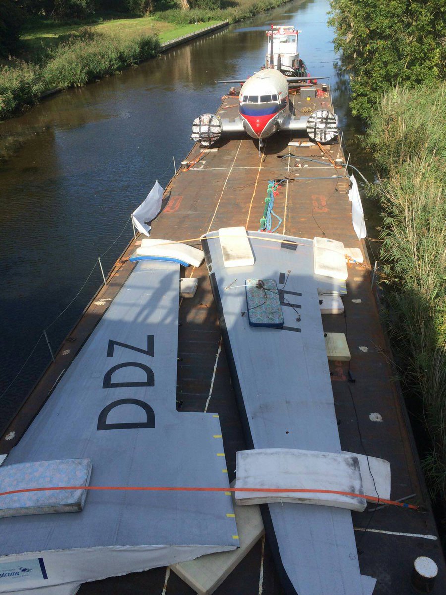 Aviodrome's tweet photo. De DC-3 is aangekomen aan wal. "Doornroosje" wordt uit het water gehaald en gaat verder over de weg. Nog een paar uur.... https://t.co/Gw7LCjlWtF
