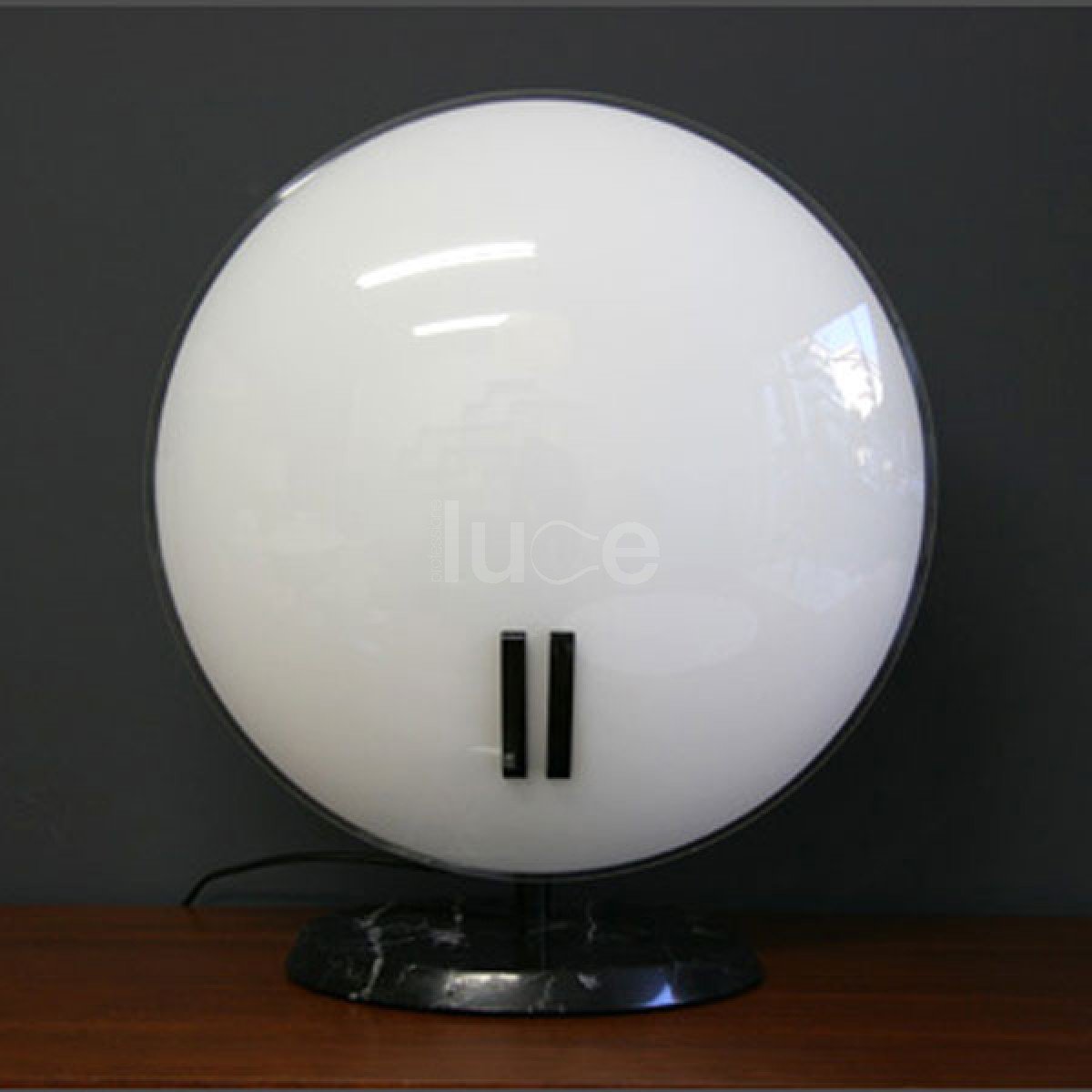 professioneluce's tweet image. You certainly can't miss it! #Oluce #Perla table #lamp available in our showroom! -50% bit.ly/2deDjFv #design #vintage #lighting