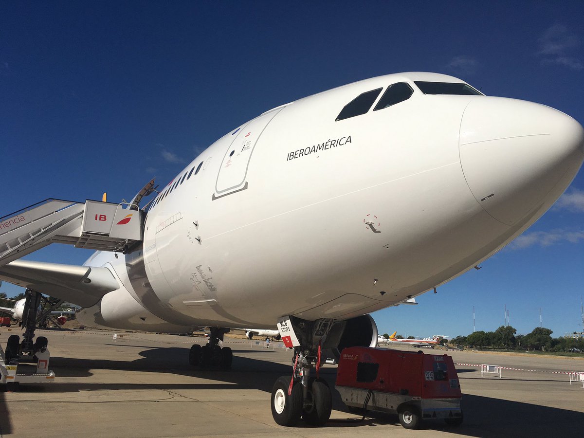 Iberia's tweet photo. Bautizamos nuestro #A330 "Iberoamérica", conmemoramos 25 años de Cumbres Iberoamericanas ✈️🙏 #70AniversarioLATAMIberia https://t.co/3EYQ3KFMbO